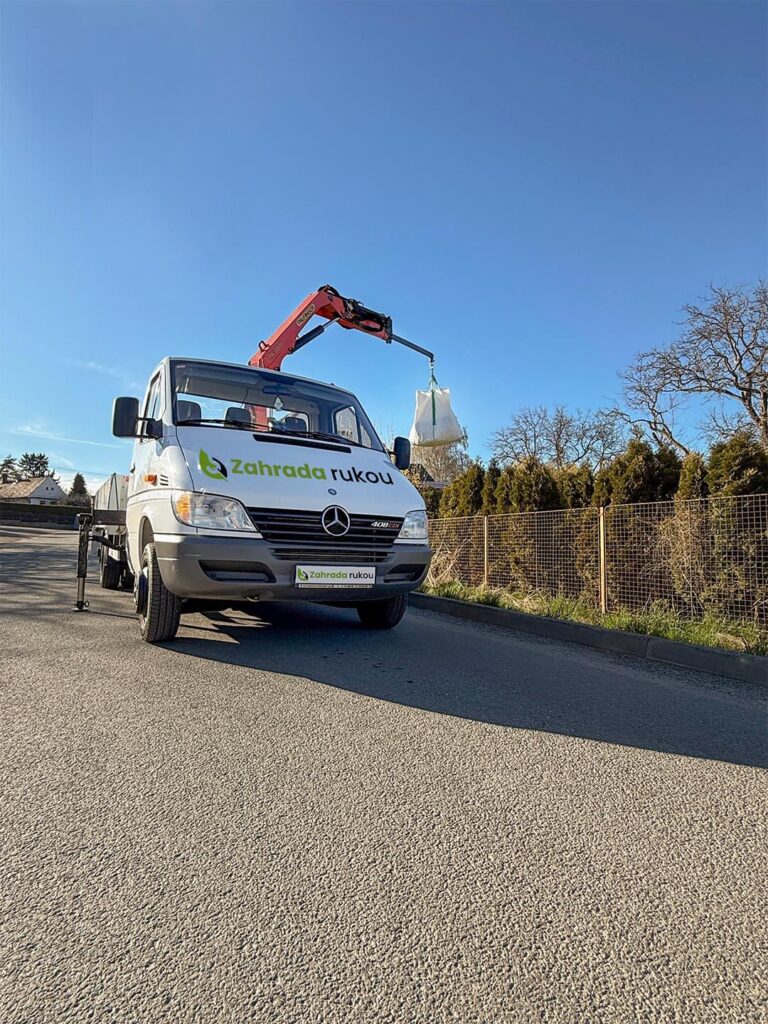 Zahrada rukou - práce s hydraulickou rukou Tábor