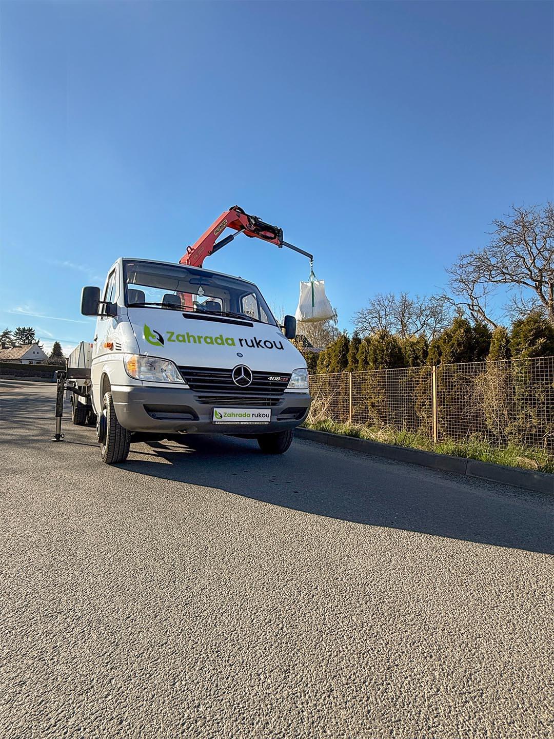 Zahrada rukou - práce s hydraulickou rukou Tábor