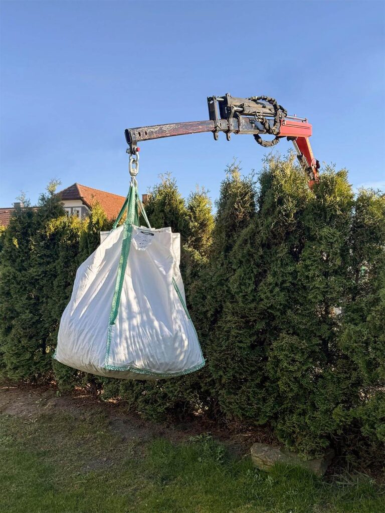 Zahrada rukou - práce s hydraulickou rukou Tábor