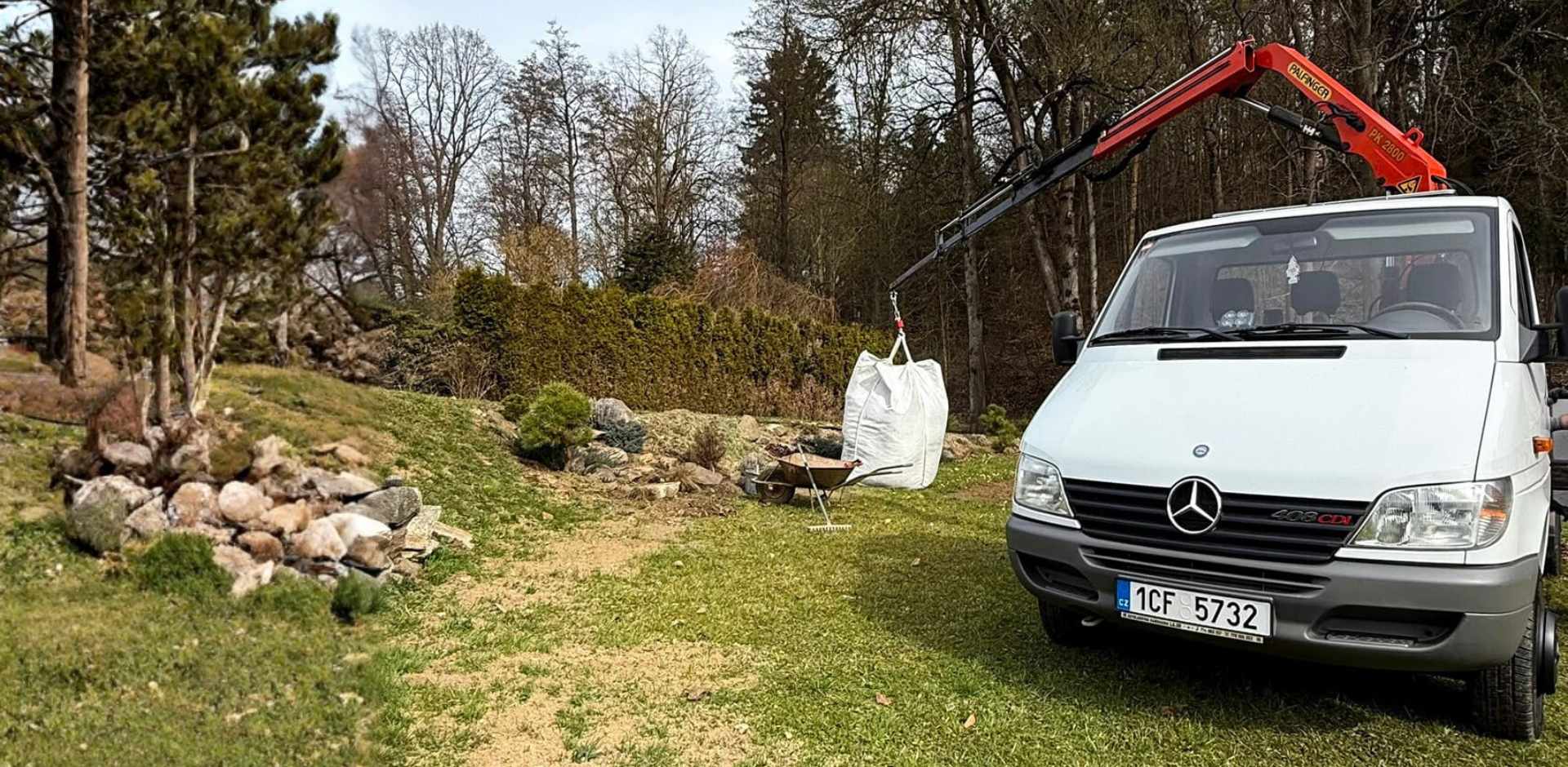 zahrada rukou pomoc s hydraulickou rukou