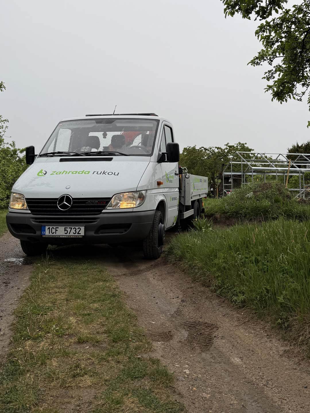 Zahrada rukou - práce s hydraulickou rukou Tábor