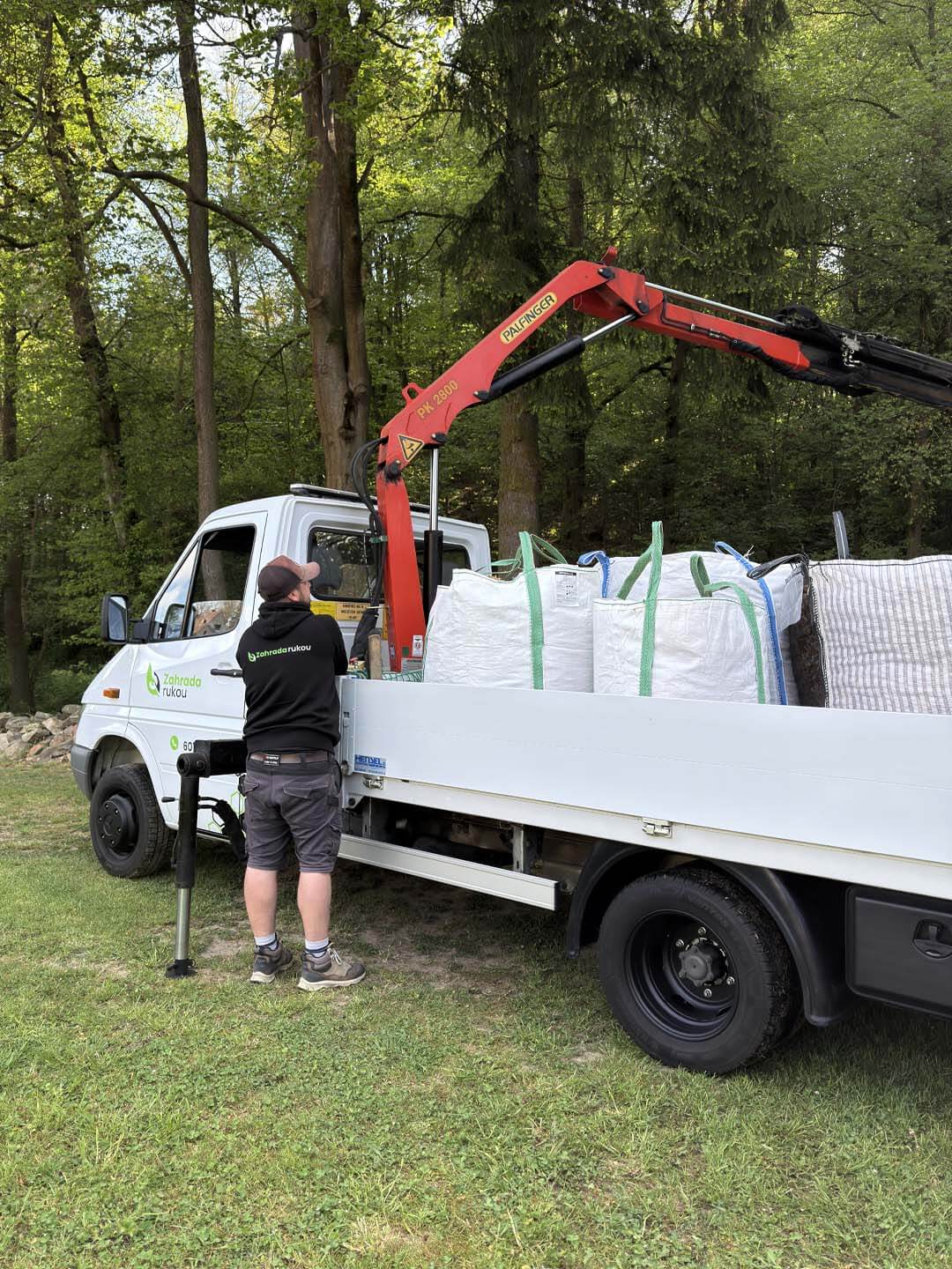 Zahrada rukou - práce s hydraulickou rukou Tábor