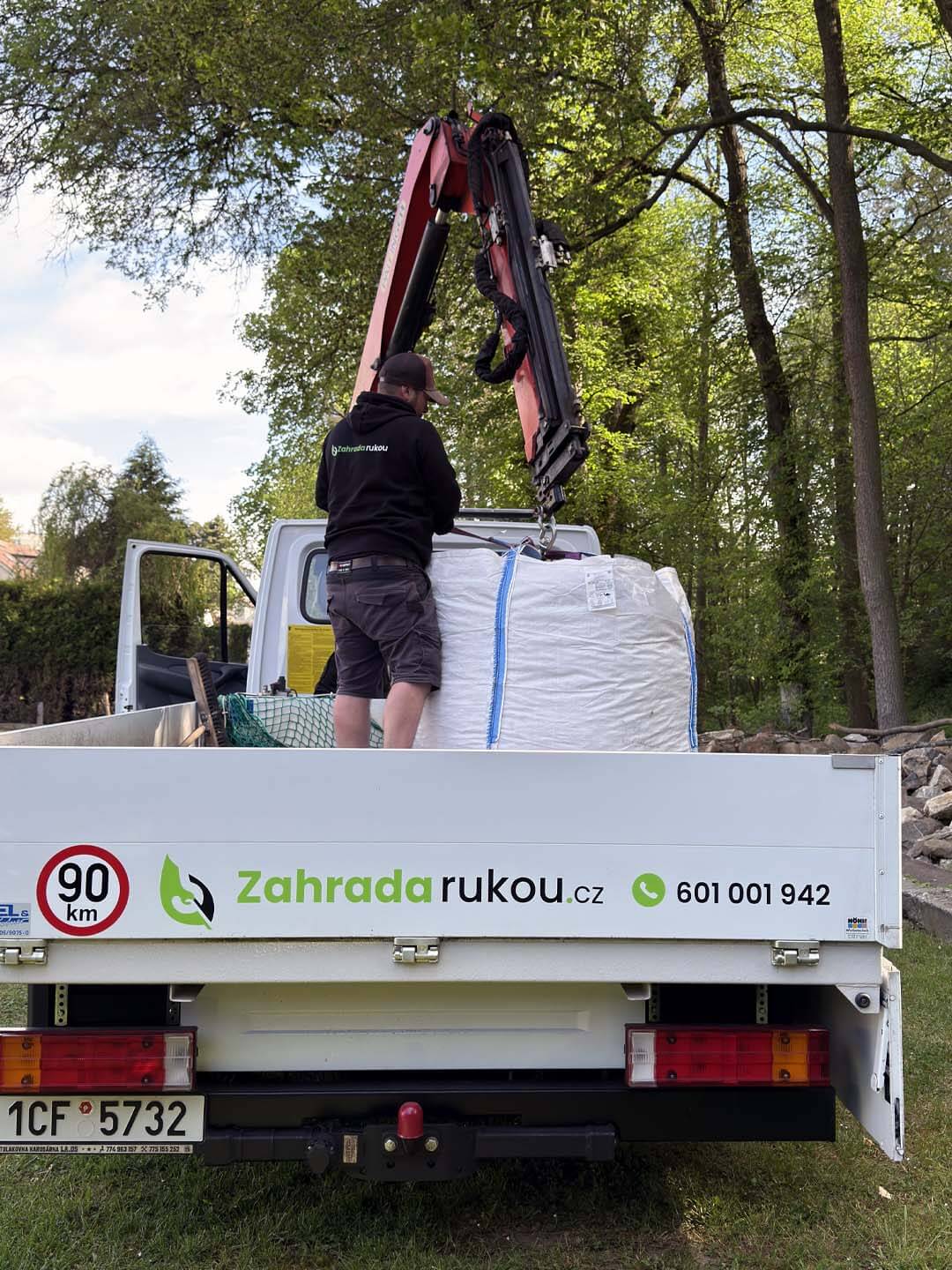 Zahrada rukou - práce s hydraulickou rukou Tábor